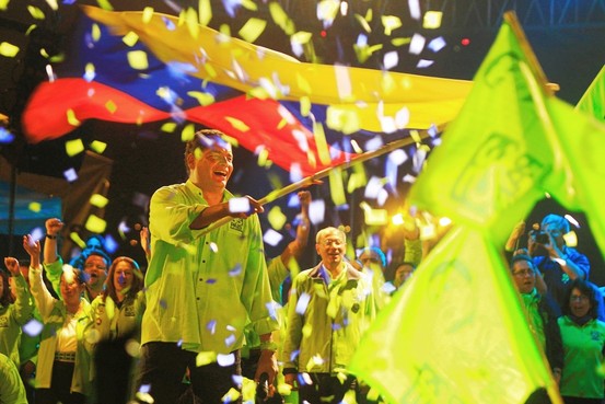 Correa agita la bandera del triunfo