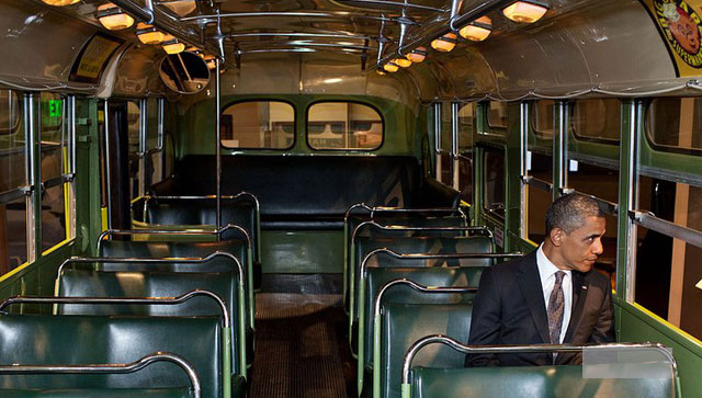 Obama en el asiento de Rosa Parks, que ya no hay que ceder.