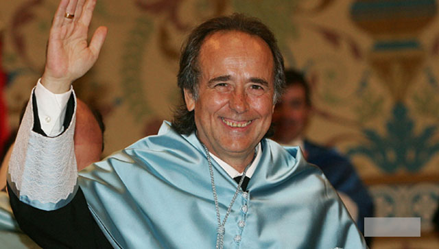 Así recibió Serrat el Honoris Causa