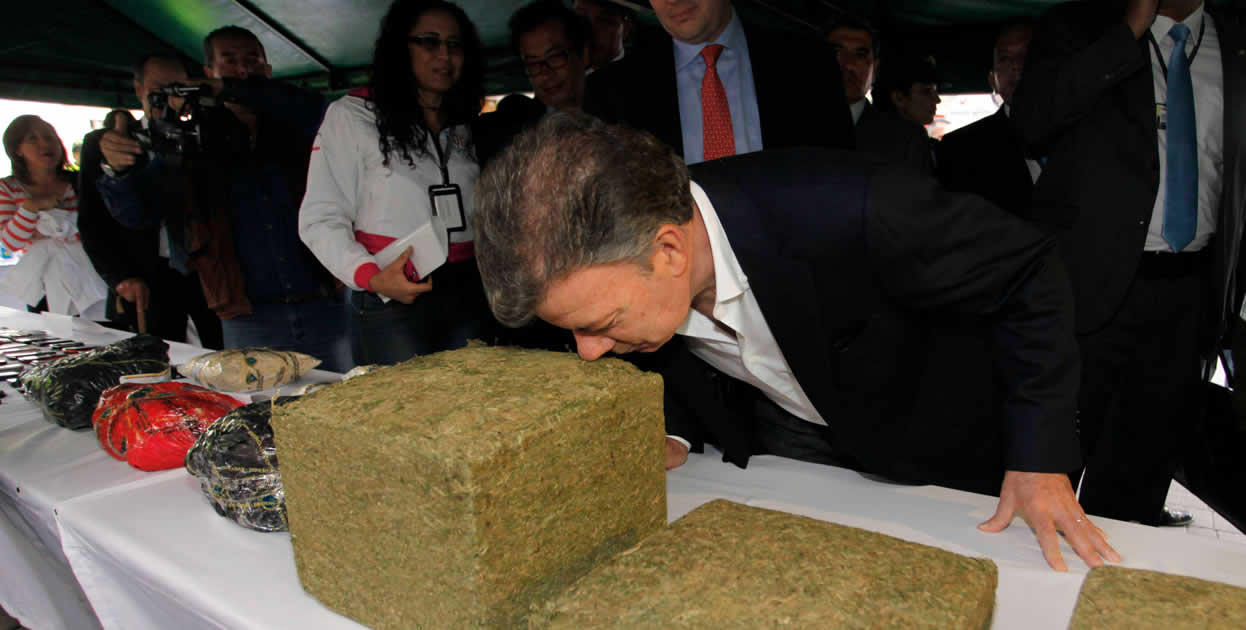 Santos le da una «olfateada» a la marihuana del Bronx