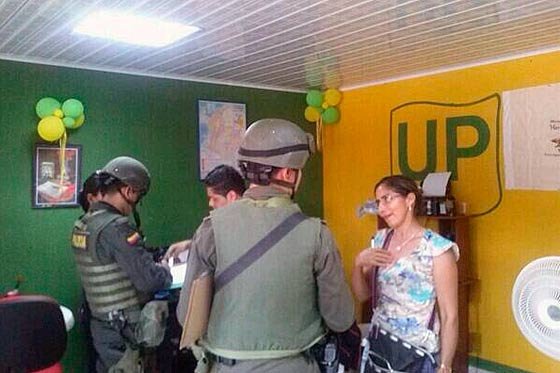 Policías torturan a portero de la sede del Partido Comunista Colombiano