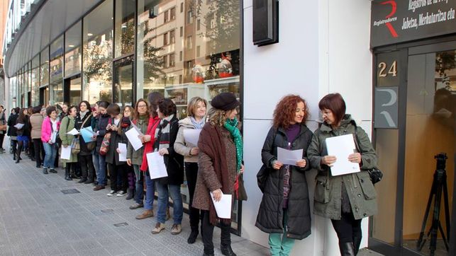 Varias mujeres intentan inscribir sus cuerpos en el Registro de la Propiedad
