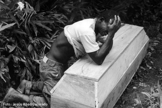 El fotógrafo que más ha retratado el infierno de la guerra en Colombia
