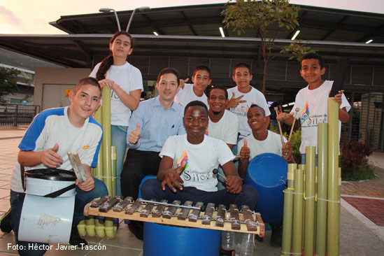 Los niños de Cali que con instrumentos de basura se salvaron de la violencia