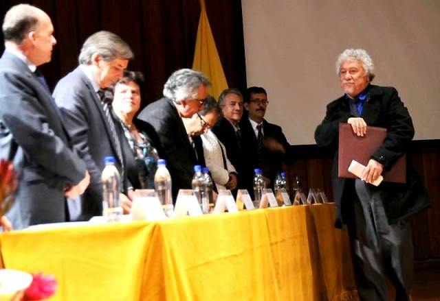 roca foto honoris vidales Juan Manuel Roca, Doctor Honoris Causa, Universidad Nacional de Colombia. Tomada de: https://losimportunos.wordpress.com/2014/09/28/elogio-de-la-poesia/