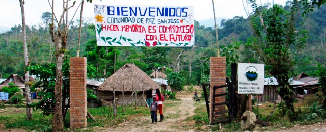 San José de Apartadó se declaró comunidad de paz el 23 de marzo de 1997. Aproximadamente 500 campesinos, pertenecientes a 17 veredas, decidieron organizarse para sacar la guerra de su territorio, para no colaborar con ningún actor armado, para llevar adelante un proceso de neutralidad respecto del conflicto. Foto: www.nasaacin.org