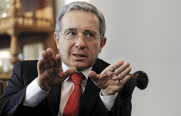 Los contratos que Uribe no puso en Twitter