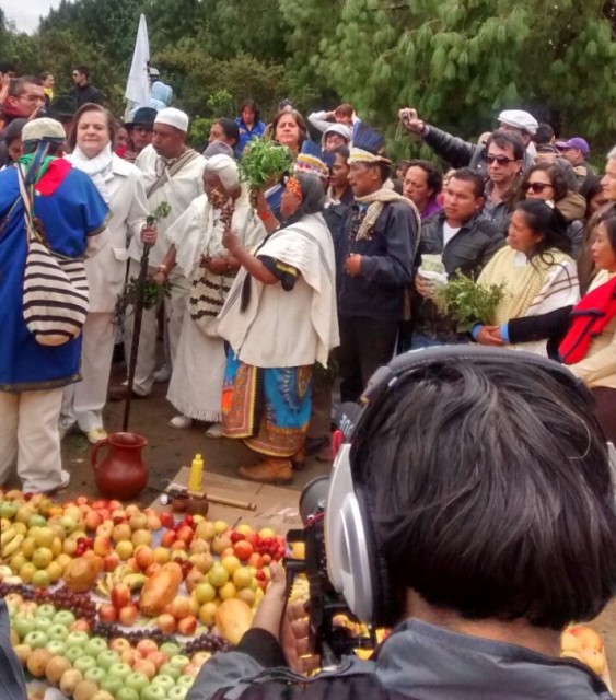 Foto Félix Cuatindoy/ Indígenas realizando un acto espiritual junto con la candidata a la alcaldía de Bogotá, Clara López. 