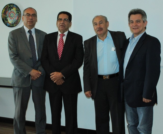 Foto: Archivo CNAI/ de Izq-der, Humberto Díaz Mejía de la U. Autónoma de Colombia, Rudesindo Moreno, Presidente de Confetur, Fernando Antonio Cuervo, Presidente de la Corporación Nuevo Arco iris y Hernán Franco, Gerente del Hotel Matisse. 