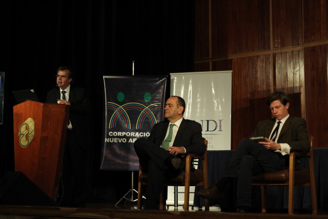 Foto: Archivo CNAI/ Univ. Autónoma de Colombia, de izq a der. Alex Vernot, candidato de Pueblo, tierra y futuro; Ricardo Arias, candidato por el partido Movimientos Libres y Daniel Raisbeck, candidato de movimiento libertario, en el foro, Víctimas, Paz y Posconflicto en Bogotá.