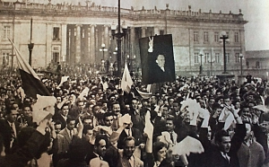 Foto: Revista Credencial Historia, edición 201/ 10 de mayo del 57. Una multitud liberal, proclama en la plaza de Bolívar el fin de la dictadura y pide la candidatura de Alberto Lleras