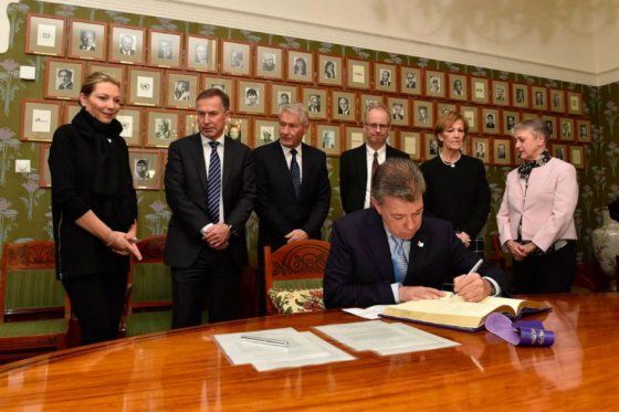Santos pide a la Corte Constitucional, desde Noruega, aprobar el fast track para implementar el acuerdo