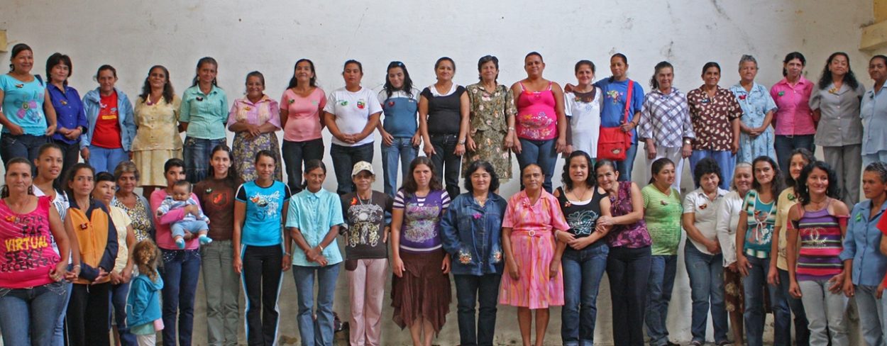 Mujeres y tierras